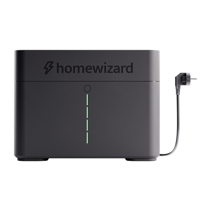 HomeWizard Battery: donkergrijze plug-in thuisbatterij met het HomeWizard-logo, drie groene led-indicatoren en een zwarte stekker, vooraanzicht op wit